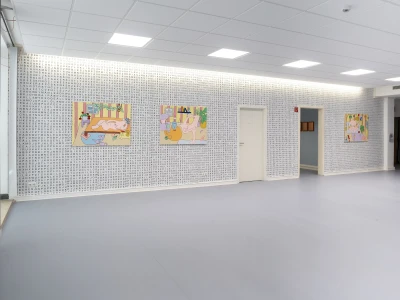 Alina Mainusch, Names, Installation, 
2 verschiedene Plakate je 84×59,4 cm, 
3 Leinwände o. T., 90×120, 
Acryl und Tusche auf Leinwand, 2021
Foto: Simon Vogel