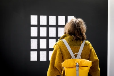 Installationsansicht: Neslihan Yavuz
ABGESTEMPELT, Serie von 20, Stempel auf Papier, 23×15, 2022
Foto: Felix Höfer