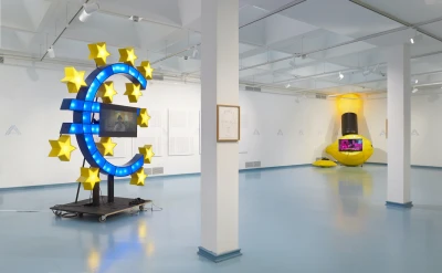 Installationsansicht 
Alex Wissel und Jan Bonny:
Eurozeichen (Rheingold), 2018
Courtesy: Kunsthaus NRW Kornelimünster 

Alex Wissel und Jan Bonny, Capri Batterie, 2018