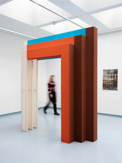 Eva Berendes,
Gate 1, 
Textilien, Holz, Edelstahlschrauben, 
263x245x60, 2020,
Foto: Heinrich Holtgreve