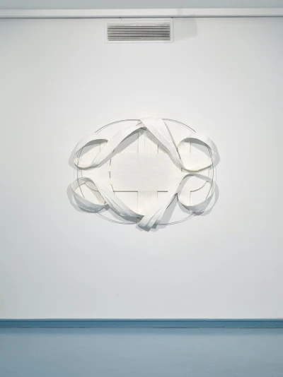 Johanna Odersky, 
A Path (Score), 2022,
Leinwand, Epoxid, Drahtgeflecht, 
Stahlringe, Holz