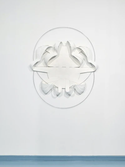 Johanna Odersky, 
Landscape in Drag (Score), 2022, 
Leinwand, Epoxy-Ton, Drahtgeflecht, 
Stahlringe, Holz