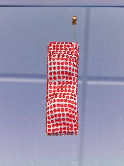 Isabella Fürnkäs, 
Remote Control, 2023, 
Keramiplast, Glas, Tofu, Linsen, Steine, 
Murmeln, Pillen, Spiegel, Muscheln, Marshmallows