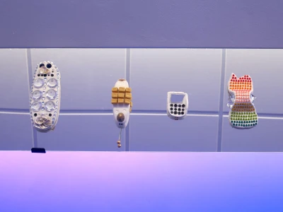 Isabella Fürnkäs, 
Remote Control, 2023, 
Keramiplast, Glas, Tofu, Linsen, Steine, 
Murmeln, Pillen, Spiegel, Muscheln, Marshmallows