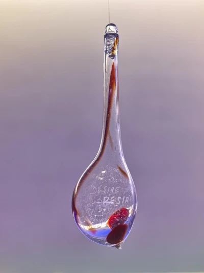 Isabella Fürnkäs, 
The Desiring Machines, 2022,
20 Glastropfen aus mundgeblasenem Rubinglas, 
eingravierte Worte