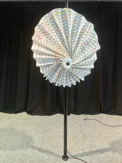 Johanna Odersky, 
Heights and Depths 
Will Warm Me, Like the Sun, 2022, 
Siebdruck, Buntstift, Filzstift, 
Papier, Leuchtdioden, Wackelaugen