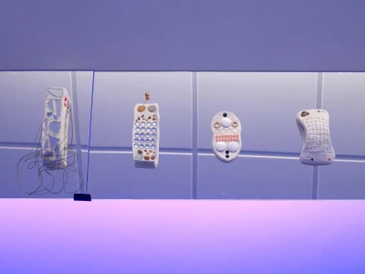 Isabella Fürnkäs, 
Remote Control, 2023, 
Keramiplast, Glas, Tofu, Linsen, Steine, 
Murmeln, Pillen, Spiegel, Muscheln, Marshmallows