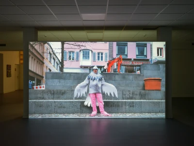 Thomas Geiger, 
Die Taube, 
Video performance, 13:03min, Kunstverein Siegen, 
2023. Performer: Johannes Demmler, Kamera: Johannes Schropp
