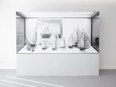 Alexandra Leykauf,
Vitrine Schiffe, 
MDF, Acrylfarbe, bedrucktes Papier, 266x207x90 cm, 2021,
Foto: Heinrich Holtgreve