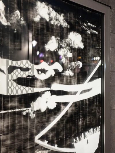 Detail: Alexandra Leykauf,  
Ohne Titel, 2021 ,
Kreidespray auf Glas,  je 260 x 350 cm,
Foto: Heinrich Holtgreve