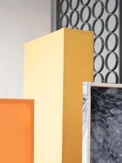 Eva Berendes, 
Ohne Titel, 
Textilien, Holz, Edelstahlschrauben, 
Maße zwischen 88×35 cm und 165×65 cm, 2021,
Foto: Heinrich Holtgreve